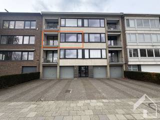 <p><span>Instapklaar 2-slaapkamerappartement met terras en autostaanplaats</span></p><p><span>Op de tweede verdieping van een verzorgd gebouw bevindt zich dit aangenaam en lichtrijk 2-slaapkamerappartement met autostaanplaats en praktische indeling.</span></p><p><span>Het appartement beschikt over een ruime leefruimte met toegang tot een gezellig terras. Verder heeft u een volledig uitgeruste keuken en deze geeft eveneens uit op een klein bijkomend terras.</span></p><p><span>Verder omvat het appartement één ruime slaapkamer en een tweede kamer die ideaal dienst doet als kinderkamer, bureau of dressing. De badkamer is uitgerust met een douche, wastafel, toilet en aansluiting voor een wasmachine.</span></p><p><span>Via de ruime inkomhal bereikt u alle vertrekken van het appartement. Op het gelijkvloers is bovendien een private berging voorzien. Een autostaanplaats in de garage maakt het geheel compleet.</span></p><p><span>De maandelijkse provisie bedraagt 100 en omvat het waterverbruik, de verwarming en de algemene kosten.</span></p><p><span> </span></p><p><span>Interesse? Contacteer Immo Matrix-Kolum</span><span> </span></p>