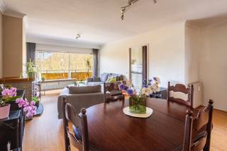 Dit lichtrijke appartement op de 2de verdieping is gelegen aan de Ter Heydenlaan in Deurne, een vlot bereikbare buurt met winkels, scholen en openbaar vervoer op wandelafstand. De ruime living met grote raampartijen geniet van veel natuurlijk licht en geeft toegang tot een terras met groen en open zicht op De Bosuil. De keuken is praktisch ingericht en biedt eveneens toegang tot het terras. Verder beschikt het appartement over 2 slaapkamers en een badkamer met douche in bad, dubbele lavabo en toilet.<br /><br />Met een EPC-label C en de mogelijkheid tot verbetering naar label B door het vervangen van de beglazing, biedt dit appartement ook energetisch potentieel. De elektrische installatie dient nog conform gemaakt te worden. Een ideale opportuniteit met veel licht, ruimte en twee terrassen.