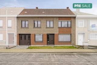 Ruim huis gelegen met maar liefst 215m² bewoonbare oppervlakte op een perceel van 502m² in een rustige straat in Emelgem, nabij het centrum van Izegem. De centrale ligging in de Gravenstraat te Izegem zorgt voor een goede bereikbaarheid naar winkels, horeca, openbaar vervoer en de invalswegen.Daarnaast geniet je in de tuin gans de dag van de zon en een aangenaam uitzicht op groen!Het huis werd opgetrokken in 1966, steeds goed onderhouden en staat klaar voor zijn volgende eigenaar.Indeling van het huis: Gelijkvloers:- inkomhal- lichtrijk leefruimte- keuken- bureauruimte- toilet- inpandige garage met wasplaatsEerste verdieping: - nachthal- 4 ruime slaapkamers- badkamerZolder- geïsoleerd - mogelijkheid tot extra slaapkamerKenmerken van het huis: - Gunstige centrale ligging in Izegem/Emelgem.- Leuke, onderhoudsvriendelijke tuin met aangenaam zonnig terras.- Zeer ruime woning met potentieel!Ben jij opzoek naar je droomwoning in Emelgem, nabij centrum Izegem? Plan dan zeker jouw bezoek in!