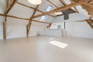 In een rustige en groene omgeving in een deelgemeente van Meise bevindt zich deze stijlvol gerenoveerde eigendom die ideaal is voor ondernemers...