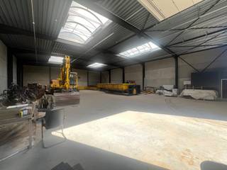 NIEUW MAGAZIJN 600 M² - 2  HOGE AUT. POORTEN VAN 4.40 METERBINNENHOOGTE 7  METER  2 W.C   BUREELHOEK VOOR POORTEN  KAN GEPARKEERD WORDEN ( OPRIT ZAL...