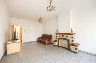 In een zijstraat van het Sint-Jansplein treffen we dit instapklare 1-slpkappartement in een kleinschalig gebouw. Deze bruisende buurt bestaat uit talloze winkels, openbaar vervoer, een gezellig plein, scholen en nog veel meer. <br /><br />Op de eerste verdieping komen we uit op de inkomhal van het appartement. Aan de voorzijde van het gebouw bevindt zich de ruime leefruimte. Verder in de nachthal komen we uit op de slaapkamer met daarnaast een aparte bureauruimte met toegang tot het plat dak. Aan de achterzijde van het gebouw treffen we een badkamer dat is voorzien van wastafel en inloopdouche. <br /><br /><strong>TROEVEN:<br />- Gunstig EPC<br />- Lage gemeenschappelijke kosten<br />- Centrale ligging<br />- Kleinschalig gebouw</strong>