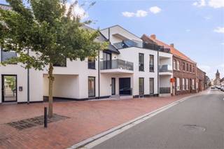 <p><span>Rustig wonen met groen en de Schelde vlakbij.</span></p><p><span>Dit gelijkvloerse nieuwbouwappartement combineert een rustige ligging met een vlotte verbinding naar de omliggende steden.</span></p><p><span>Via de inkomhal komt u binnen in de gezellige leefruimte met open, volledig ingerichte keuken en aansluitende berging. Het appartement beschikt verder over een ruime slaapkamer en een ingerichte badkamer met douche.</span></p><p><span>Aansluitend aan de woonkamer bevindt zich een aangenaam terras, een fijne plek om in alle rust van het buitenleven te genieten.</span></p><p><span>Wie extra ruimte wenst, kan optioneel een garage, parkeerplaats of berging bijkopen. Daarnaast is er een gemeenschappelijke fietsenberging voorzien.</span></p><p><span>Meer informatie of graag eens komen kijken? Bel gerust naar 0476 46 12 87.</span></p>