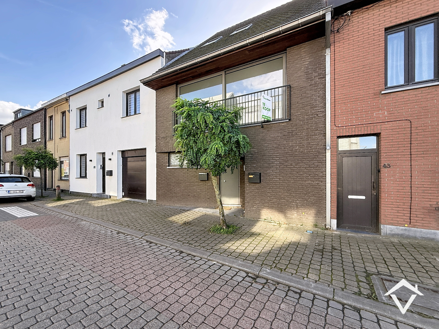 Ruime woning bestaande uit twee entiteiten met 4 slaapkamers en terras in centrum Tielt - foto 1