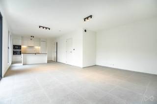 Tél. : 0456 87 27 16 / E-mail : juliana.t@weinvest.be<br /><br />We Invest is trots u het project Viridis voor te stellen. Gelegen in het hart van de Mediapark, op gelijke afstand van de Europese Wijk en de NAVO, bevindt u zich bovendien in de onmiddellijke nabijheid van talrijke openbaarvervoersmogelijkheden van de MIVB en De Lijn. U geniet eveneens van een vlotte toegang tot de Ring en de autosnelweg naar Luik. Tot slot profiteert u van de nabijheid van talrijke winkels, restaurants en andere voorzieningen (scholen, kinderdagverblijven, …).<br /><br />Dit duplexappartement met een oppervlakte is als volgt ingedeeld: een apart toilet, 2 badkamers, een open keuken met de leefruimte, 3 slaapkamers, een bureau en een wasruimte. Daarnaast geniet u van een aangenaam terras. Op technisch vlak is het appartement uitgerust met een individuele warmtepomp en vloerverwarming, dubbele beglazing, evenals een ventilatiesysteem. Naast een kelder is er ook toegang tot een fietsenberging voorzien. In het hart van het project geniet u van een volledig autovrije groene zone, in alle rust weg van de stedelijke drukte.<br /><br />Optionele parking: €100<br />Kosten: €150/maand (provisie voor gemeenschappelijke kosten + onderhoud van ketel en ventilatiesysteem)<br /><br />EPC: A<br /><br />Beschikbaar vanaf 01/12/2026, snel te bezichtigen!<br /><br />Voor meer panden in dit project of andere exclusieve aanbiedingen, bezoek www.weinvest.be!