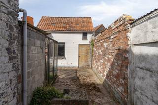 Langs het Stationsplein te Maldegem bevindt zich dit huis te koop op een perceel van 150m2 met 2 slaapkamers (mogelijkheid tot extra slaapkamer op de tweede, nog in te richten verdieping) en buitenruimte met polyvalente bijgebouw. Dit huis geniet van een ligging vlakbij het centrum van Maldegem, nabij winkels, openbaar vervoer, scholen, sportcentrum, tal van verbindingswegen (N9, N44, N49) en een vlotte connectie richting Eeklo, Aalter, Knokke, Brugge...Indeling:Gelijkvloers:- Inkomhal (6m2);- lichtrijke woonkamer (30m2);- ruime leefkeuken (15m2);- badkamer (6,5m2) voorzien van ligbad met douchemogelijkheid, lavabo en toilet; - buitenruimte (perceel van 150m2) met polyvalente bijgebouwen (35m2). Eerste verdieping:- Nachthal (7m2);- 2 ruime slaapkamers (20m2 &amp; 12m2).Tweede verdieping:- Nog in te richten zolderruimte (25m2) toegankelijk via vaste trap (mogelijkheid voor slaapkamer 3).Kelderverdieping:- Praktische kelder (9m2).Dit pand is onderworpen aan de renovatieverplichting van de Vlaamse overheid voor residentiële gebouwen (behoudens bij sloop binnen 5 jaar na de aankoop). Consulteer voor meer informatie de website van het Vlaams Energie- en Klimaatagentschap via https://www.vlaanderen.be/een-woning-kopen/renovatieverplichting-voor-residentiele-gebouwen