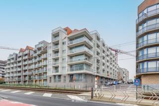 Uitermate aangenaam, zon georiënteerd, onbemeubeld appartement met 2 slaapkamers te huur, centraal te Nieuwpoort-Bad.<br />Ideaal gelegen voor al wie wil genieten van wat deze bruisende badstad te bieden heeft.<br />Dit appartement beschikt over 2 volwaardige kamers, een badkamer met bad en douchegelegenheid en een kelder.<br />EPC = 179 = label B<br />75 EUR voorschot syndicuskosten per maand