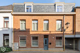 Op een uitstekende locatie in het gezellige Begijnhof te Mechelen bevindt zich deze recent gerenoveerde woning (2020) met 3 slaapkamers en 2 badkamers. Het centrum van Mechelen met zijn stadsbioscoop cultureel aanbod winkels, scholen en eet-en drankgelegenheden bevinden zich op wandelafstand. <br /><br />We betreden de woning via de inkomhal met gastentoilet. Op het gelijkvloers beschikt u over een woonkamer en een ruime leefkeuken dewelke voorzien is van kwalitatieve toestellen zoals onder andere een Quooker-kraan. Hieruit heeft u toegang tot de gezellige stadstuin waar u steeds in alle rust en privacy kan vertoeven. Verder is er nog een extra ruimte dewelke dienst kan doen als bureau of extra bergruimte.<br /><br />Via de nachthal op de eerste verdieping bereiken we een tweede terras en de master bedroom met een en-suite dressing en badkamer dewelke uitgerust is met een douche, extra toilet en een lavabomeubel. Daarnaast beschikt u over voldoende ruimte voor de wasmachine en droogkast. <br /><br />Op de tweede verdieping beschikt u over twee ruime kamers waarvan een met een en-suite badkamer uitgerust met een inloopdouche, lavabomeubel en toilet. De derde slaapkamer is momenteel ingericht als een studio met een geïnstalleerde keuken.<br /><br />Ten slotte is de woning uitgerust met zonnepanelen (3,15 kW) en een thuisbatterij (5,12kW) <br /><br />Dit is een uitstekende opportuniteit als u op zoek bent naar een ruime woning met veel mogelijkheden op een centrale locatie in Mechelen. Contacteer ons voor meer informatie op 0480 66 14 77 of neem een kijkje op www.boonstravastgoed.be .<br /><br />Bijzonderheden:<br />- 2 badkamers<br />- 3 slaapkamers<br />- Gerenoveerd in 2020