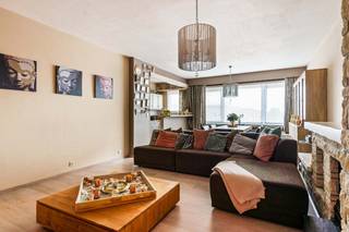 DE PRIJS IS INCLUSIEF DE GARAGEBOX - Dit keurig, instapklaar appartement is gelegen in een rustige, residentiële wijk in het centrum van Stabroek. Winkels, scholen en openbaar vervoer zijn allen op wandelafstand terug te vinden. Niettegenstaande de centrale ligging is het hier heerlijk rustig wonen. U betreedt het appartement op de 2e verdieping via de centrale hal, die woon- en slaapgedeelte met elkaar verbindt. De ruime woonkamer met laminaatvloer kan dankzij een groot raam aan de straatzijde genieten van flink wat lichtinval. Grenzend aan de leefruimte bevindt zich de open keuken. Verder heeft het appartement 2 ruime slaapkamers, een breed balkon, een apart gastentoilet, een berging/wasplaats en een badkamer. Op de gelijkvloerse verdieping is tevens nog een gemeenschappelijke fietsenberging voorhanden. De privatieve garagebox, gelegen aan de voorzijde van het gebouw is voorzien van een automatische poort. Deze is in de vraagprijs inbegrepen. Er is geen lift aanwezig in het gebouw. Gem. kosten: €160/maand incl. voorschot gas, water, syndicus, blokpolis. 