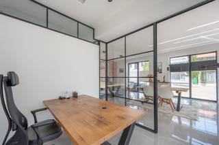 Gerenoveerd hoekpand te Duinbergen, op de hoek van de Knokkestraat en de Duinbergenlaan, vlakbij het station. Bestaande uit een handelsruimte (kantoor) met een aparte studio. die ook als aparte vergaderruimte kan dienen.
