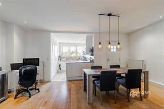<p><span>Instapklaar appartement (87 m²) met 2 slaapkamers in Kapellen.</span></p><p><span> </span></p><p><span>De ligging nabij het dorpscentrum van Kapellen zorgt voor een vlotte bereikbaarheid en uitstekende verbindingen. Het openbaar vervoer is goed vertegenwoordigd en het station van Kapellen bereik je gemakkelijk te voet of met de fiets. Bovendien profiteer je van een snelle aansluiting op de A12. In de nabije omgeving vind je ook heel wat winkels en gezellige horecazaken, zodat je alles binnen handbereik hebt.</span></p><p><span> </span></p><p><span>Het appartement bevindt zich op de tweede verdieping van een kleinschalig gebouw van 2 hoog, waarvan het dak geïsoleerd is. De elektriciteit is conform.</span></p><p><span> </span></p><p><span>Binnenin geniet je van een praktische indeling. Achteraan bevindt zich de woonkamer (37 m²) met aansluitend de aparte keuken (5 m²) met basisuitrusting en aparte berging. Vooraan bevinden zich de twee slaapkamers (8 m² en 14 m²). Verder beschikt het appartement nog over een badkamer (7 m²) met douche in bad , lavabomeubel en toilet.</span></p><p><span> </span></p><p><span>Ben je op zoek naar een betaalbaar appartement op een goede locatie? Mis deze kans niet!</span></p><p><span> </span></p><p><span>Bewoonbare opp.87m² ref.: bruto vloeropp. Voor meer info of een gratis schatting surf naar </span><span><span>www.hansimmo.be</span></span></p><p><span> </span></p><p><span> </span></p>
