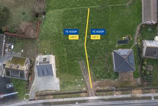 Twee bouwloten voor open bebouwing van telkens 748m², zonder bouwverplichting, gelegen langs de Ruiseleedsesteenweg. Je geniet hier van een open en groen uitzicht achteraan en de vrijheid om te bouwen op jouw eigen tempo. Bovendien woon je rustig met een vlotte verbinding naar de E40 (oprit Aalter op slechts 10 minuten).<br /><br />De percelen worden aangeboden aan € 300/m² en vormen de ideale basis voor wie ruim en groen wil wonen zonder in te boeten op bereikbaarheid. Een mooie kans om jouw woonproject te realiseren op een aangename en strategische locatie.<br /><br />Interesse? Neem contact met ons op voor meer informatie of een bezoek ter plaatse.