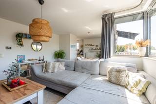 <p>Dit energiezuinige appartement, gebouwd in 2008, is gelegen op een rustige en aangename locatie in Wondelgem en combineert comfortabel wonen met een uitstekende bereikbaarheid. <br /><br />Scholen, winkels, het station van Wondelgem en verschillende mogelijkheden voor openbaar vervoer bevinden zich in de onmiddellijke omgeving.</p>
<p>Het appartement beschikt over twee volwaardige slaapkamers en een lichtrijke leefruimte met een aangename natuurlijke lichtinval. <br /><br />De open keuken sluit mooi aan op de leefruimte en creëert een ruim en hedendaags woongevoel. Vanuit de leefruimte heeft u toegang tot het terras, waar het heerlijk vertoeven is.</p>
<p>Dankzij het energiezuinige karakter geniet u van beperkte energiekosten. <br /><br />De combinatie van de rustige ligging, de nabijheid van alle dagelijkse voorzieningen en de vlotte verbinding richting Gent maakt dit appartement bijzonder interessant voor zowel eigen bewoning als investering.</p>
<p>Verplichte aankoop van een autostaanplaats aan € 10.000.</p>
<p>Bel TOP Vastgoed op 0475 700 700 voor meer informatie of een bezoek ter plaatse.</p>