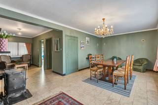 <p>Deze halfopen bebouwing in de Centrumlaan te Petegem (Deinze), gelegen op een mooi perceel van 531 m², biedt een uitstekende basis voor wie een woning volledig naar eigen smaak wil renoveren.</p><p>Dankzij de praktische indeling, aangename buitenruimte en gunstige ligging beschikt deze woning over heel wat potentieel.</p><p> </p><p>Op het gelijkvloers bevinden zich de inkomhal met apart toilet, een ruime woonkamer, keuken, bijkeuken en veranda.</p><p>De eerste verdieping telt drie slaapkamers en een badkamer. Daarnaast is er een ruime zolder die bijkomende mogelijkheden biedt.</p><p> </p><p>Buiten geniet u van een aangename tuin, een aparte garage en een ruime oprit met voldoende parkeergelegenheid.</p><p>De combinatie van de halfopen bebouwing, het perceel, de garage en de verschillende ruimtes maakt dit een interessante basis voor de realisatie van een hedendaagse gezinswoning op maat.</p><p> </p><p>De Centrumlaan geniet een vlot bereikbare ligging, met winkels, scholen, horeca en andere dagelijkse voorzieningen in de buurt.</p><p>Ook het centrum van Deinze en het station zijn gemakkelijk te voet of met de fiets bereikbaar.</p><p>Dankzij de goede verbinding met de belangrijkste invalswegen zijn Gent, Kortrijk en omliggende gemeenten vlot bereikbaar.</p><p> </p><p>Een interessante renovatiekans voor wie op zoek is naar een woning met potentieel op een gunstige locatie!</p><p></p><p>De vermelde prijs is een richtprijs; de verkoper behoudt het recht om biedingen al dan niet te aanvaarden!</p>
