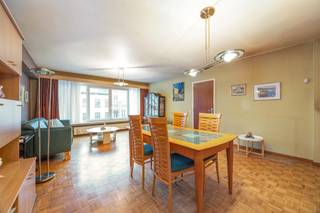 <span>Ruim en licht appartement met terras in hartje Borgerhout<br /><br /></span>Dit appartement is gelegen aan de Turnhoutsebaan 65 in Borgerhout, op wandelafstand van winkels, scholen en openbaar vervoer. De centrale ligging combineert stedelijk gemak met een rustige woonomgeving, ideaal voor wie alles dichtbij wil hebben zonder in te leveren op comfort.<br /><br />Bij binnenkomst op het tweede verdiep leidt de hal naar een ruime, lichtrijke woonkamer met grote ramen die zorgen voor een warme en uitnodigende sfeer. De aansluitende keuken biedt praktische ruimte en een extra berging met aansluiting voor was- en droogmachine. In de hal bevindt zich bovendien een handige berging die dienst kan doen als vestiairekast. Het appartement beschikt over twee comfortabele slaapkamers aan de linkerkant, een aparte toilet en een badkamer met douchebad. Vanuit een van de slaapkamers is er toegang tot een charmant terras op het noordoosten. Een privatieve kelder biedt extra opbergruimte en draagt bij aan het praktisch gebruiksgemak.<br />De EPC-score van het appartement bedraagt 264 kWh/m²·jaar (C), en er is geen renovatieverplichting van toepassing.<br /><br />Troeven:<br />Ruime, lichte woonkamer met grote ramen<br />Twee comfortabele slaapkamers en badkamer met douchebad<br />Praktische bergingen en privatieve kelder<br />Noordoostelijk terras voor ontspanning buiten<br />Centrale ligging nabij winkels, scholen en openbaar vervoer<br />EPC C – 264 kWh/m²·jaar, geen renovatieplicht