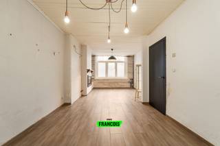 Gelegen op een centrale en goed bereikbare locatie, Ontmijnersstraat 9 in Blankenberge, strekt deze goed onderhouden stadwoning zich uit over drie volledige verdiepingen.<br /><br />Deze eigendom combineert de nabijheid van het stadscentrum, winkels, restaurants, scholen en openbaar vervoer met een korte afstand naar de jachthaven, de zeedijk en het strand. Dankzij de strategische ligging en een vrij uitzicht dat bijzonder groen is, vormt ze een zeer interessante optie als hoofdverblijf, tweede verblijf of investering.<br /><br />De buitenzijde werd recent opgefrist met een gerenoveerde gevel in een moderne grijze afwerking, wat de woning een hedendaagse uitstraling geeft. Binnen is de woning deels gerenoveerd en kan ze verder naar eigen smaak worden gepersonaliseerd.<br /><br />Op het gelijkvloers bevindt zich een inkomhal die leidt naar een lichte woonkamer. De open indeling creëert een aangenaam gevoel van ruimte, waarbij de moderne keuken harmonieus in de leefruimte is geïntegreerd. Deze praktische en uitnodigende leefruimte vormt het hart van de woning.<br /><br />Op de eerste verdieping bevinden zich een ruime slaapkamer, de badkamer en de toegang tot het terras. Deze buitenruimte is een echte troef en biedt een aangename plek om te ontspannen.<br /><br />De tweede verdieping biedt bijzonder royale volumes. Gezien de beschikbare oppervlakte is het mogelijk deze ruimte te verdelen in twee volwaardige slaapkamers, waardoor de woning in totaal drie slaapkamers kan bieden.<br /><br />De woning heeft een functioneel plan met comfortabele volumes en veel natuurlijk licht. Met afwerkingsmogelijkheden en de centrale ligging is het een veelzijdige woning met toekomstpotentieel.<br /><br />Een aantrekkelijke opportuniteit op een toplocatie in Blankenberge, met ruimte, comfort en uitbreidingsmogelijkheden.<br /><br />Belangrijkste punten<br /><br /><ul><li>Centrale ligging nabij het stadscentrum, het strand en openbaar vervoer<br /><br /></li><li>Drie volledige verdiepingen<br /><br /></li><li>Terras, aangename buitenruimte<br /><br /></li><li>Gerenoveerde gevel<br /><br /></li><li>Instapklaar met mogelijkheden voor opfrissing/personalizatie</li></ul>
