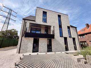 Cet appartement de nouvelle construction vous offre les dernières nouveautés en matière de qualité de vie dans un quartier dynamique et calme autour de la Stalenstraat à Genk. En tant que premier occupant, vous profiterez d'une maison toute neuve, entièrement prête à emménager, qui a été peinte par des professionnels et déjà équipée de rideaux élégants et d'un éclairage intégré.<br /><br />Lors de la construction, la priorité absolue a été accordée à la qualité et au confort. L'architecture élégante et la lumière naturelle abondante à travers les grandes fenêtres offrent une vue dégagée et une atmosphère très agréable. L'appartement est extrêmement économe en énergie, équipé de panneaux solaires et d'une installation moderne et durable qui garantit de faibles coûts énergétiques. Vous disposez également d'un espace extérieur privé, d'une luxueuse salle de bain avec douche à l'italienne et double vasque, et d'une cuisine moderne entièrement équipée avec des appareils encastrés de haute qualité tels qu'un lave-vaisselle, une plaque à induction, un four et un réfrigérateur. La technologie et la sécurité ont également été prises en compte grâce à une connexion par fibre optique active pour Internet haut débit, à une vidéosurveillance, à une sonnette vidéo et à un hall d'entrée sécurisé.<br /><br />Le prix de location comprend également une place de parking privée et un garage avec évier. Votre vélo est toujours en sécurité dans le hangar commun couvert et, en consultation avec le propriétaire, il est possible de discuter des animaux de compagnie pour en faire un véritable foyer.<br /><br />L'emplacement est excellent. À distance de marche, vous trouverez de nombreux magasins et équipements quotidiens, notamment Delhaize, Action, Kruidvat, Wara Shop, des magasins spécialisés locaux et un nouveau Lidl de l'autre côté de la rue. Pour la culture, la détente et la gastronomie, rendez-vous dans les cafés, les restaurants cosmopolites, la très animée Vennestraat ou le site culturel C-mine. Les amoureux de la nature pourront se rendre directement à pied ou à vélo dans l'idyllique vallée de Stiemer. Des écoles, des centres sportifs, des garderies, des médecins généralistes et des dentistes se trouvent également à proximité, tandis que l'hôpital du Limbourg oriental, le centre de Genk et les routes principales sont facilement accessibles.<br /><br />Disposition : <br /><br />rez de chaussée :<br /><br />- hall d'entrée<br />- salon <br />- cuisine ouverte<br />- terrasse avec jardin<br />- 2 débarras<br />- salle de nuit<br />- toilettes<br />- salle de bain<br />- 2 chambres<br /><br />Supplémentaire : <br />- Un garage<br />- Jardin communautaire <br /><br />Le moyen le plus rapide pour visiter cet appartement ? Demandez votre visite via le bouton rouge de notre site Web (www.dewaele.com).<br /><br />Les rendez-vous ne peuvent pas être pris par téléphone. Pour toute autre question, vous pouvez nous contacter par téléphone au 011 30 50 50.<br /><br />À bientôt !