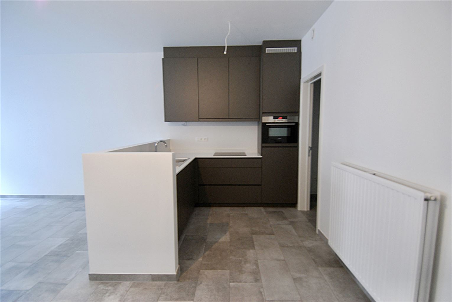 Instapklaar appartement met 1 slaapkamer+(kantoor/hobbykamer), gelegen in het centrum van Maaseik. - foto 2