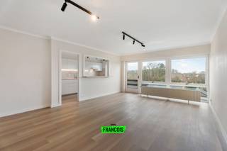 Vlakbij scholen en openbaar vervoer, aan de stadsrand van Diksmuide treffen we dit gerenoveerde appartement met autostaanplaats, private berging...