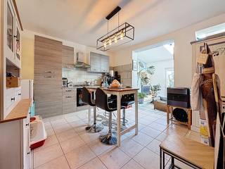 Deze verder op te frissen woning met veel potentieel is centraal, maar rustig gelegen te Nieuwpoort-Stad.De woning beschikt over een inkomhal, een...