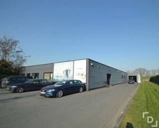 De opslagruimte is gelegen langs een invalsweg van Ieper en vlotte verbinding naar A19 en is onderdeel van een KMO complex.De ruimte bevat +/- 100...