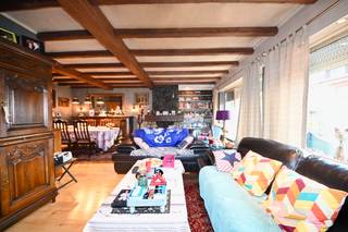 Deze ruime woning biedt tal van mogelijkheden en is ideaal voor de handige doe-het-zelver of iemand die de woning naar eigen smaak wil...