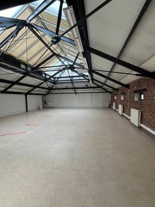 Kantoorruimte strategisch gelegen tussen de Zavel en het Gare du Midi, in het hart van de Marollenwijk.<br />Gemakkelijk bereikbaar met het openbaar vervoer en tal van faciliteiten in de onmiddellijke omgeving (winkels, restaurants, bars, enz.).<br />Voorzieningen voor lasten: 35 €/m²/jaar. Deze omvatten verwarming, beheer, internetabonnement, verzekeringen, onderhoud gemeenschappelijke ruimtes (excl. elektriciteit, water en taksen). Op de gelijksvloer zijn er verschillende gemeenschappelijke meetingrooms, call bubbles, coffeecorner en flexibele workspaces ter beschuikking gesteld van de huurders.