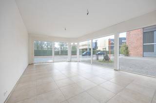 In de nieuwbouwresidentie Pigeon bieden wij u een kwalitatieve en instapklare kantoorruimte te koop aan. Deze ruimte is ideaal voor vrije beroepen, kleine ondernemingen of als investering met uitstekende verhuurmogelijkheden. 
<ul>
	<li>Energiezuinig </li>
	<li>Geschikt voor diverse beroepsactiviteiten </li>
	<li>Goede zichtbaarheid dankzij ligging in een drukkere straat</li>
	<li>Perfect als investering met hoog verhuurpotentieel</li>
</ul>
Indien u graag een bezoek ter plaatse wenst, aarzel niet om contact op te nemen met ons kantoor. 