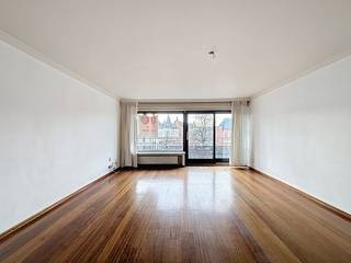 Deze charmante studio aan de Coupure Rechts 30 in Gent combineert comfort, rust en een uitzonderlijke ligging. Met uitzicht op het water beleef je hier elke dag een aangename en serene sfeer, terwijl je toch dicht bij het bruisende stadsleven blijft.De studio aan de Coupure Rechts 30 in Gent biedt een helder en open gevoel dankzij de grote ramen die veel natuurlijk licht binnenbrengen. De leefruimte sluit aan op een klein terras dat uitkijkt op het water, wat de ruimte een rustige en aangename dynamiek geeft.De keuken bevindt zich apart en is praktisch ingericht voor dagelijks gebruik. De badkamer is eenvoudig en functioneel. De ligging aan de Coupure maakt deze studio interessant voor wie graag dicht bij het centrum woont, maar toch wil genieten van een kalme omgeving langs het water. Winkels, horeca en wandelroutes liggen op korte afstand.Indeling: inkomhal - toilet - keuken - woonkamer/slaapkamer - badkamer - terras.Deze studio is onmiddellijk beschikbaar.De gemeenschappelijke kosten in de vorm van een provisie bedragen €120,00 en dienen voor het onderhoud van de gemeenschappelijke delen en voor het privatief verbruik van het water en de verwarming.