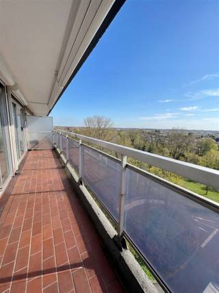 <p><span>Interessante opbrengsteigendom met mooi uitzicht over Sint-Niklaas. </span></p><p><span>Dit instapklare appartement biedt een aangename combinatie van comfort, licht en een gunstige ligging in Sint-Niklaas. Het appartement bevindt zich op de negende verdieping van blok 5 in een verzorgd gebouw met lift en geniet van een prachtig open uitzicht over de stad. De lichtrijke woonkamer vormt het hart van het appartement en sluit aan op een ingerichte keuken voorzien van toestellen. Aansluitend is er een praktische berging met aansluiting voor zowel wasmachine als droogkast.</span></p><p><span>Het appartement beschikt over een ruime slaapkamer en een moderne badkamer uitgerust met een ligbad met douchecombinatie en lavabomeubel met lavabo. Daarnaast is er een apart toilet voorzien. Het terras biedt een heerlijke buitenruimte waar u kan genieten van het mooie uitzicht over Sint-Niklaas.</span></p><p><span>Extra troeven zijn de praktische kelderberging (nr. 29), de conforme elektriciteit, asbestveilig en het energiezuinige EPC met B-label. </span><span>Het appartement is momenteel verhuurd aan €650,- per maand + €160,- vaste kosten</span><span>, wat het ook bijzonder interessant maakt als investering.</span></p><p><span>De ligging is bijzonder aantrekkelijk: in een groene omgeving, op een boogscheut van het Waasland Shoppingcenter en nabij winkels, ontspanning en het centrum, met een vlotte bereikbaarheid van belangrijke verbindingswegen.</span></p><p><span>Mis deze kans niet! Voor meer informatie of een bezoek, contacteer ons vandaag nog via 03 500 05 40.</span></p><p><span> </span></p>