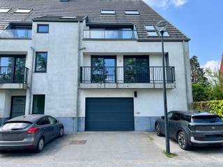 Privatieve autostaanplaats te huur in een recent gebouw te AalstOp zoek naar een veilige, privatieve autostaanplaats in Aalst?Deze ondergrondse...