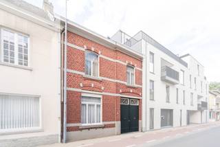 Maison de ville à rénover avec jardin et entrepôt au centre de Lede. Cherchez-vous une maison avec du potentiel et de l'espace supplémentaire...