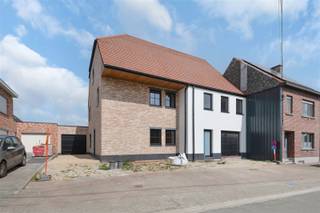 <p>Deze halfopen wind- en waterdichte nieuwbouwwoning op een rustige topligging in Haaltert!</p><p>De woning beschikt over een aparte garage, een ruime leefruimte met keukenberging, bureau en apart toilet op het gelijkvloers.<br />Op de verdieping vinden we 3 slaapkamers, badkamer, apart toilet en een berging.<br />De bovenste verdieping is toegankelijk via een vaste trap en biedt de mogelijkheid tot het creëren van 2 extra slaapkamers, hobbyruimte of bergruimte.</p><p>Twee aankoopmogelijkheden:</p><p>Aankoop in huidige casco staat<br />Perfect voor wie zelf wil instaan voor de verdere afwerking en volledige vrijheid wenst in materiaalkeuze en indeling.</p><p>Aankoop afgewerkt – meerprijs €80.000<br />De woning kan, mits een prijs van €80.000, volledig worden naar een kwaliteitsvolle standaard inclusief:</p><p>Verwarming<br />Elektriciteit<br />Sanitaire toe- en afvoerleidingen<br />Verwarming (vloerverwarming en warmtepomp)<br />Ventilatie<br />Vloerisolatie<br />Chapewerken<br />Pleisterwerken</p><p>Bij akkoord over de prijs kan de afwerking op korte termijn gebeuren, zodat u bij de akte zonder zorgen snel kan intrekken.</p><p>Bijkomend voordeel:<br />Aankoop én verdere afwerking kunnen gebeuren aan het verlaagde btw-tarief van 6%, dankzij het stelsel voor sloop en heropbouw (onder voorwaarden). Dit zorgt voor een aanzienlijk financieel voordeel voor de koper.</p>