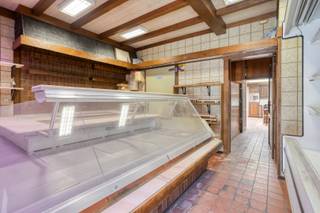Deze veelzijdige eigendom is ideaal voor wie wonen en werken wil combineren op één locatie. Met een  handelsruimte, meerdere bruikbare ruimtes en...