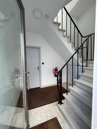 Dit zeer lichtrijk volledig gerenoveerd appartement is gelegen in Koningshof, nabij het centrum van Schoten, winkels, openbaar vervoer,...