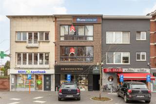 <p><span>AAA location with view of the old Town Hall of Brasschaat.</span></p><p><span> </span></p><p><span>Commercial building with commercial premises and 2 apartments on Triple A location with gross yield of 4.24%</span></p><p><span> </span></p><p><span>On the ground floor a trendy commercial building with a view of the town square and at the back a nice view of the garden.</span></p><p><span> </span></p><p><span>The apartments have nice living spaces, 2 spacious bedrooms and are practically laid out with a.o. storage/laundry room, shower room and separate toilet</span></p><p><span>A light and air duct gives light and space feeling.</span></p><p><span>At the back of the building are full terraces.</span></p><p><span> </span></p><p><span>+ New windows and condensing boiler at all apartments: EPC B! Energy efficient!</span></p><p><span>+ Roof recently renewed</span></p><p><span>+ Commercial EPC B</span></p><p><span>Gross efficiency: 4.24%</span></p><p><span> </span></p><p><span>For additional info: info@sinjoor.be or 036466655</span></p><p><span> </span></p><p><span> </span></p><p><span> </span></p>