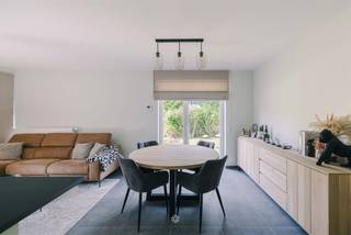 <p><span>OOSTAKKER - Instapklaar appartement met 2 slaapkamers en garage </span></p><p><span> </span></p><p><span>Dit gezellige gelijkvloerse appartement is instapklaar en praktisch ingedeeld. Een fijne woonst voor wie comfort en onderhoudsgemak wil combineren met een aangenaam terras en een ondergrondse garage. </span></p><p><span> </span></p><p><span>De belangrijkste troeven: </span></p><ul><li><span>Instapklaar gelijkvloers appartement </span></li><li><span>2 slaapkamers </span></li><li><span>Gezellig terras met groen zicht</span></li><li><span>Badkamer met inloopdouche en ligbad </span></li><li><span>Praktische berging met aansluitingen voor wasmachine en droogkast </span></li><li><span>Een parkeerplaats en een aparte fietsenstalling voorzien in de ondergrondse garage </span></li><li><span>Doodlopende straat</span></li><li><span>Goede locatie met alle voorzieningen in de buurt en vlotte verbinding</span></li></ul><p><span> </span></p><p><span>Gelijkvloers: </span></p><p><span>Via de inkomhal komt u in het aparte toilet en de berging. Verder bevindt zich de badkamer met grote inloopdouche, lavabo en ligbad. Er zijn twee slaapkamers, waarvan één met toegang tot het terras. De volledig ingerichte keuken sluit aan op de gezellige leefruimte met eetgedeelte. </span></p><p><span> </span></p><p><span>Buitenruimte: </span></p><p><span>Aangenaam en gezellig terras, ideaal om in alle rust te genieten. Ondergrondse parkeerplaats inbegrepen. </span></p><p><span> </span></p><p><span>Praktische info:</span></p><p><span>Richtprijs: 345.000 euro </span></p><p><span>EPC: Label B</span></p><p><span> </span></p><p><span>Een aangename, instapklare woonst met alles wat u nodig heeft voor comfortabel dagelijks wonen. Contacteer ons voor meer informatie of om samen een bezoek in te plannen. </span></p>