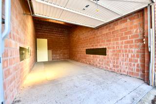 De centrale ligging en de grote vraag op die locatie naar degelijke garages te huur maakt deze eigendom heel attractief voor vastgoedbeleggers die een vaste opbrengst wensen zonder veel gedoe!

De garagebox is voorzien van een poort en voldoende ruim om eventuele rekken in te stallen achteraan de garagebox.

De afmetingen zijn als volgt: 
De poort 
Hoogte: 201 cm

Garage: 
Breedte: 301 cm
Diepte: 607 cm

Indien u graag meer info of een bezoek wenst, bel ons op 09 336 16 15 of mail naar info@vastgoedunicum.be