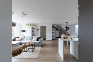 Mooi dakappartement (lift voorzien) met een groot zonneterras (31m²) in Wintam nabij de Schelde bestaande uit: inkomhal, apart toilet,...