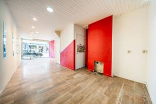 Ideaal gelegen in het hart van Waver, op wandelafstand van winkels, scholen en de belangrijkste verbindingswegen, biedt dit opbrengsteigendom een mooie combinatie van handelsruimte en woonst.<br />Het pand bestaat uit een commercieel gelijkvloers van ongeveer 50 m² met een goede zichtbaarheid, en een appartement van ongeveer 86 m² op de verdieping. Dit laatste laat vlot toe om drie slaapkamers, een badkamer en een leefruimte in te richten, ideaal als aangename gezinswoning of als interessante huuropbrengst.<br />Een belangrijk deel van de werken werd reeds uitgevoerd: het dak werd in 2016 volledig vernieuwd, met 40 cm isolatie en een volledige vervanging van de dakpannen. Het pand dateert uit 1945, heeft nog enkel glas en vraagt een algemene opfrissing, wat u alle vrijheid geeft om het naar eigen smaak in te richten. Het is aangesloten op de riolering en heeft een kadastraal inkomen van 1.708 €.<br />Bod vanaf 275.000 €. Verkoopprijs: 300.000 €. Onder voorbehoud van aanvaarding door de eigenaars.