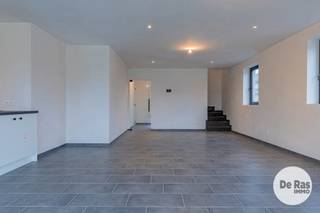 ASPELARE - Deze moderne woning zal u in al zijn opzichten kunnen bekoren. Deze woning, die werd afgewerkt met zeer kwalitatieve materialen, biedt u naast alle moderne comfort ook een mooie bewoonbare oppervlakte. Deze woning werd gebouwd naar de huidige regelgeving met betrekking tot isolatie- en ventilatienormen waardoor u hier terechtkomt in een uiterst energiezuinige woning (BEN-woning) voorzien van vloerverwarming (warmtepomp), ventilatie, zonnepanelen, enz...<br /><br />Naar indeling toe beschikt deze woning op het gelijkvloers over een ruime inkomhal voorzien van een gastentoilet, een mooie aangename leefruimte voorzien van veel lichtinval met zicht op de tuin en met een aanpalende open leefkeuken, een praktische bergruimte en een inpandige garage. Op de eerste verdieping bevinden zich naast de overloop, 3 zeer ruime slaapkamers, een verzorgde badkamer voorzien van alle comfort en een apart toilet. <br /><br />Extra troef aan deze woning is de volledig ondergrondse kelderverdieping (82m²) en de west georiënteerde tuin die reeds aangelegd is! <br /><br />In de directe omgeving bevinden zich openbaar vervoer, buurtwinkels, scholen en invalswegen.<br /><br />Kortom bent u op zoek naar een zeer mooie afgewerkte nieuwbouwwoning, voorzien van alle moderne comfort (zoals vloerverwarming, zonnepanelen, enz...), aarzel dan niet en maak snel uw afspraak! Voor meer info of bezoek 053/60.65.60.<br /><br />Aankoop onder gesplitst stelsel:<br />Grondwaarde: €195.000 (registratierechten 12%)<br />Constructiewaarde: €319.000 (21% btw)<br />Totaal incl. btw, excl. kosten en excl. notariskosten: €604.390,00