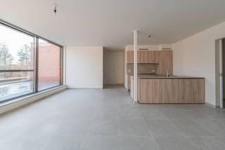 Dit BEN nieuwbouw appartement op de eerste verdieping is gelegen op de Dries te Sinaai en heeft volgende indeling: een inkomhal met gastentoilet, een ruim en lichtrijke woonkamer met aansluitend een terras van circa 30m2, een volledig gerichte keuken, 3 ruime slaapkamers, een badkamer met inloopdouche en toilet en een ruime berging/wasplaats. Vloerverwarming via warmtepomp in combinatie met zonnepanelen. Verder beschikt het appartement nog over een carport met mogelijkheid voor aansluiting van een laadpaal, een gemeenschappelijke fietsenberging en een afvalberging. Lift aanwezig. Algemene kost van 50 Euro/maand. Beschikbaar vanaf 01/09