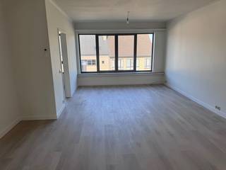 Instapklaar gerenoveert appartement gelegen op de tweede verdieping met twee slaapkamers (14m2 en 9m2). Beide slaapkamers geven toegang tot een klein terras. De moderne keuken is uitgerust met een vaatwasser, inductiekookplaat en heteluchtoven. De badkamer beschikt over een inloopdouche. De verwarming is elektrisch, met energiezuinige warmte- en aircotoestellen in de living en beide slaapkamers, wat zorgt voor optimaal comfort in elk seizoen. Daarnaast is er een praktisch kelderberging voorzien voor extra opslagruimte