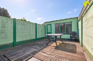 <p><span>Bent u op zoek naar een woning die u volledig naar eigen smaak kunt opknappen? Deze rijwoning biedt een mooie basis voor wie op zoek is naar een renovatieproject.</span></p><p><span>Ze is gelegen in een rustige, doodlopende straat nabij het station en ook supermarkten, scholen en openbaar vervoer zijn in de directe omgeving bereikbaar.</span></p><p><span>De woning is degelijk van structuur en goed onderhouden maar heeft nog geen centrale verwarming noch dakisolatie (EPC F-label) en de elektriciteit is niet conform AREI.</span></p><p><span>Mits de nodige renovatiewerken kan deze woning worden omgevormd tot een comfortabele en sfeervolle thuis.</span></p><p><span> </span></p><p><span>Indeling:</span></p><p><span> </span></p><p><span>We betreden de woning via de inkomhal en lopen door naar de leefruimte met open trap.</span></p><p><span>Achteraan is er een eenvoudige keuken die toegang geeft naar de tuin die momenteel verhard is en waar achteraan een ruime tuinberging staat. </span></p><p><span> </span></p><p><span>Dankzij de west-oriëntering geniet je hier vanaf de middag tot laat 's avonds van de zon.</span></p><p><span> </span></p><p><span>Verder vinden we op het gelijkvloers nog een compacte badkamer met douche, lavabo en toilet.</span></p><p><span> </span></p><p><span>Op de eerste verdieping zijn er 2 kamers van 20 en 14 m².</span></p><p><span> </span></p><p><span>Verder is er nog een zolder die toegankelijke is via een luik in het plafond.</span></p><p><span> </span></p><p><span>Graag som ik voor u de </span><span>troeven </span><span>van deze woning nog even op:</span></p><p><span> </span></p><ul><li><span>Rustige ligging in doodlopende straat vlakbij treinstation, verbindingswegen, winkels, ...</span></li><li><span>Degelijke structuur en verdere inrichting naar eigen smaak </span></li><li><span>Gezellig westgericht tuintje met een minimum aan inkijk</span></li></ul><p><span> </span></p><p><span>EPC: 570 kWh/m² jaar - F-label = Renovatieplicht van toepassing</span></p><p><span>Waterinfo: G-score A - P-score A</span></p><p><span> </span></p><p><span>Voor een bezoek ter plaatse kan u ons contacteren op het nummer 03 449 42 41 of mail ons via hallo@habicom.be</span></p><p><span>Benieuwd naar de waarde van jouw woning? Check het gratis op <span>www.watismijnhuiswaard.be</span></span></p><p><span> </span></p>