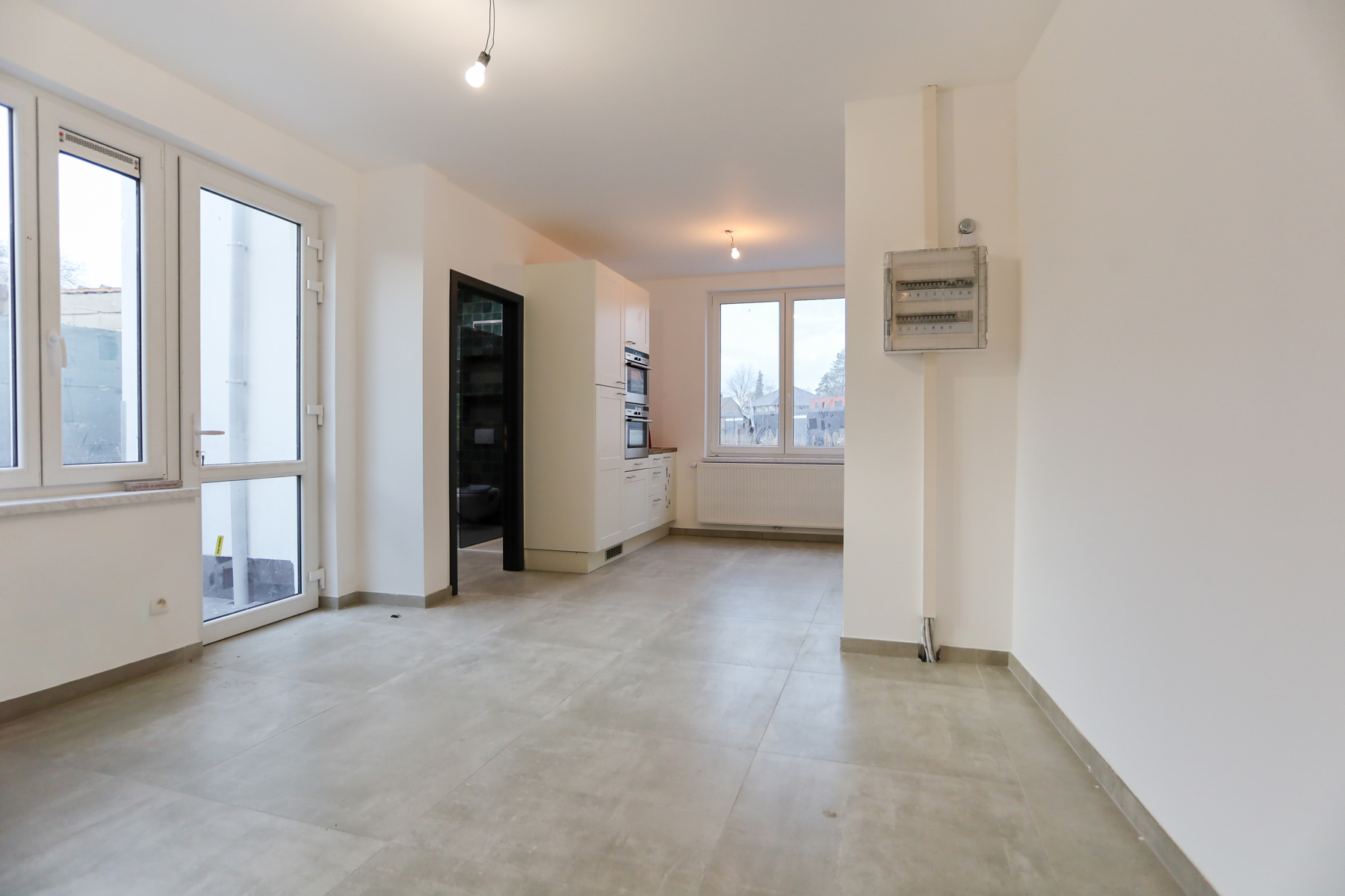 Gerenoveerde woning met 2 slpks en zij-ingang - foto 3