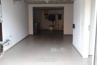 Bezichtiging : Zondag van 11u tot 12u.<br /><br /> Deze volledig ingerichte en recente energiezuinige nieuwbouw rijwoning (2017) beschikt over 3 slaapkamers, 2 badkamers , ruime garage en 3 terrassen. Op de benedenverdieping is er een slaapkamer met eigen badkamer, die gebruikt kan worden als gastenverblijf of bureel. Deze badkamer heeft een inloopdouche en een wasbekken met spiegelkast. Op dit niveau kun je de traphal, een toilet en een ruime garage met wasgelegenheid terugvinden.<br />Op de eerste verdieping bevindt zich een ruime leefruimte met een open, volledig geïnstalleerde keuken en twee terrassen (voor en achterkant).<br />De tweede verdieping bevat 2 slaapkamers waarvan een met een terras vooraan, badkamer met inloopdouche en 2 wasbekkens, spiegelkast en een toilet. Verder nog een technische ruimte voor de verwarming en verluchtingsmodule.<br />De trappen zijn van donkergrijze natuursteen gemaakt . De toiletten worden gespoeld met regenwater vanuit een put met automatisch vulsysteem. De rioleringen zijn gescheiden. Waterontharder aanwezig en 11 zonnepanelen vullen het comfort verder aan.<br />De ligging is centraal gelegen in Herent en winkels, bushalte en school bevinden zich op wandelafstand.<br />De woning is vrij van gebruik en beschikbaar na ondertekening van de akte.