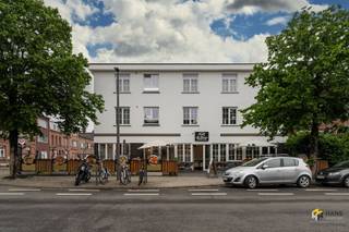 Opbrengsteigendom (322 m²) bestaande uit handelsgelijkvloers en 2 appartementen in WilrijkDeze recente opbrengsteigendom uit 2023 verkeert in...