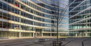 De Corporate Village bestaat uit zes moderne kantoorgebouwen met veel visibiliteit vanop de Ring. De gebouwen zijn state of the art, energiezuinig gebouwd in 2009. Ze beschikken over de nieuwste technologieën en beste faciliteiten van de hele site. Grote cafetaria met terras, receptie, conciërge, meeting rooms, shuttle service naar de luchthaven,...<br />Oppervlakte: 1.563 m².<br />Parkeerplaats beschikbaar: BINNEN 1.550 €/plaats/jaar &amp; BUITEN 950 €/plaats/jaar.<br />Verzekering: 7 €/m²/jaar.<br />Beheer: 3 €/m²/jaar.