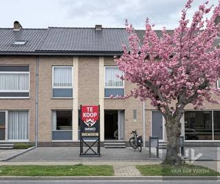 <u><strong>TROEVEN</strong></u>:
<ul>
	<li>Meest gezochte AAA-locatie van Hasselt</li>
	<li>Kindvriendelijke omgeving op een boogscheut van het centrum, stadspark, scholen,...</li>
	<li>Ruime woonkamer, veranda en kelder</li>
	<li>3 ruime slaapkamers en in te richten zolderkamer ( reeds bereikbaar met de trap ) </li>
	<li>garage inbegrepen</li>
</ul>
<br /><strong>Locatie</strong> - In de Hasseltse Sint-Catharinawijk, gelegen tussen de grote en de kleine ring, vinden we deze zeer degelijke en ruime gezinswoning. Deze wijk kenmerkt zich vooral door mooi verzorgde woningen, groene aanplantingen en een kindvriendelijke omgeving. Op slechts een boogscheut van het stadscentrum is dit een zeer gegeerde buurt voor wie wenst te genieten van de voordelen van het stadsleven enerzijds en de rust en uitstekende bereikbaarheid anderzijds.<br />Het geheel kan een moderne injectie wel gebruiken, maar heeft een enorm potentieel om deze woning om te vormen tot een mooie eigendom op deze unieke locatie.<br /><br /><strong>Indeling</strong> - De woning omvat op het gelijkvloers de inkomhal met gastentoilet, een L-vormige woonkamer en de zeer ruime keuken met aansluitend de veranda die zicht biedt op je eigen tuin. De tuin is eveneens bereikbaar via de achterliggende wandelweg.<br />Op de eerste verdieping kom je via de nachthal in 3 ruime slaapkamers en de badkamer met inloopdouche, toilet en wastafel. Een verdieping hoger is er een zeer ruime, vierde slaapkamer, en een zolder. Dit volledig verdiep biedt de mogelijkheid hier een master-bedroom in te richten met een eigen badkamer, dressing, en eventueel een thuiswerkbureel. De woning beschikt ook over een praktische kelder en een vrijstaande garagebox in de achterliggende Justus Lipsiuslaan.<br /><br /><strong>Energie -  </strong>Momenteel <strong>Label E</strong> doch mits investering in nieuwe CV + Kelderisolatie + Dakisolatie ( dak zelf reeds vernieuwd ) wordt al <strong>LABEL B</strong> behaald. <br /><br /><strong>Conclusie</strong> - Een degelijke te moderniseren eigendom die je op eigen tempo kunt aanpassen aan je eigen wensen en behoeften in deze toffe buurt. Een mooie buitenkans voor de snelle beslisser.<br /><br />Interesse gewekt ?  Laat je gegevens achter of contacteer ons, wij leiden je graag persoonlijk rond. 