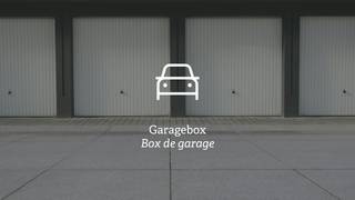 Ce garage spacieux et fermé à vendre est situé dans un emplacement privilégié dans le centre de Heist, à deux pas de la plage et du Zeedijk. Il offre la solution idéale pour ceux qui souhaitent enfin se débarrasser de la recherche d'une place de parking pendant les journées d'été chargées ou les week-ends ensoleillés.<br /><br />Le principal avantage de ce box de garage est son emplacement confortable hors sol. Vous pouvez entrer et sortir facilement et sans effort, sans aucune pente abrupte ni aucun espace souterrain sombre. Grâce à ses dimensions généreuses, il y a suffisamment d'espace pour les vélos (électriques) ou le matériel de plage en plus d'une voiture. <br /><br />Ce box de garage est également accessible aux voitures plus grandes. <br /><br />Dimensions : <br />- profondeur : 5,12 m <br />- largeur 3,66 m <br />- hauteur 2,01 m <br /><br />Pour les décideurs rapides ! <br /><br />Plus d'informations ou une visite ? Veuillez contacter le responsable des fichiers Arne Vandierendonck au 0493 25 35 85 ou arne.vandierendonck@dewaele.com<br /><br />Registre des mesures: non